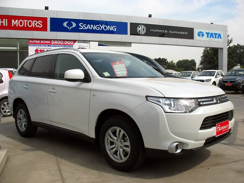 White Mitsubishi Outlander