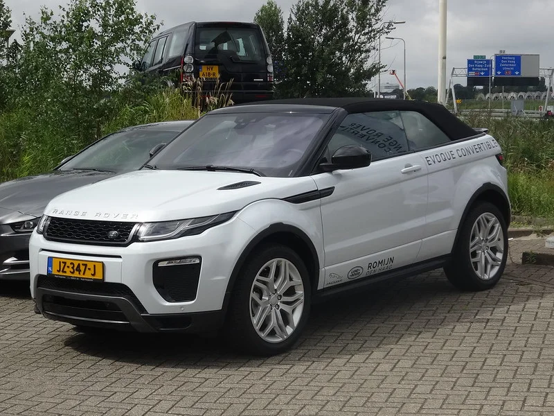 White Range Rover Evoque