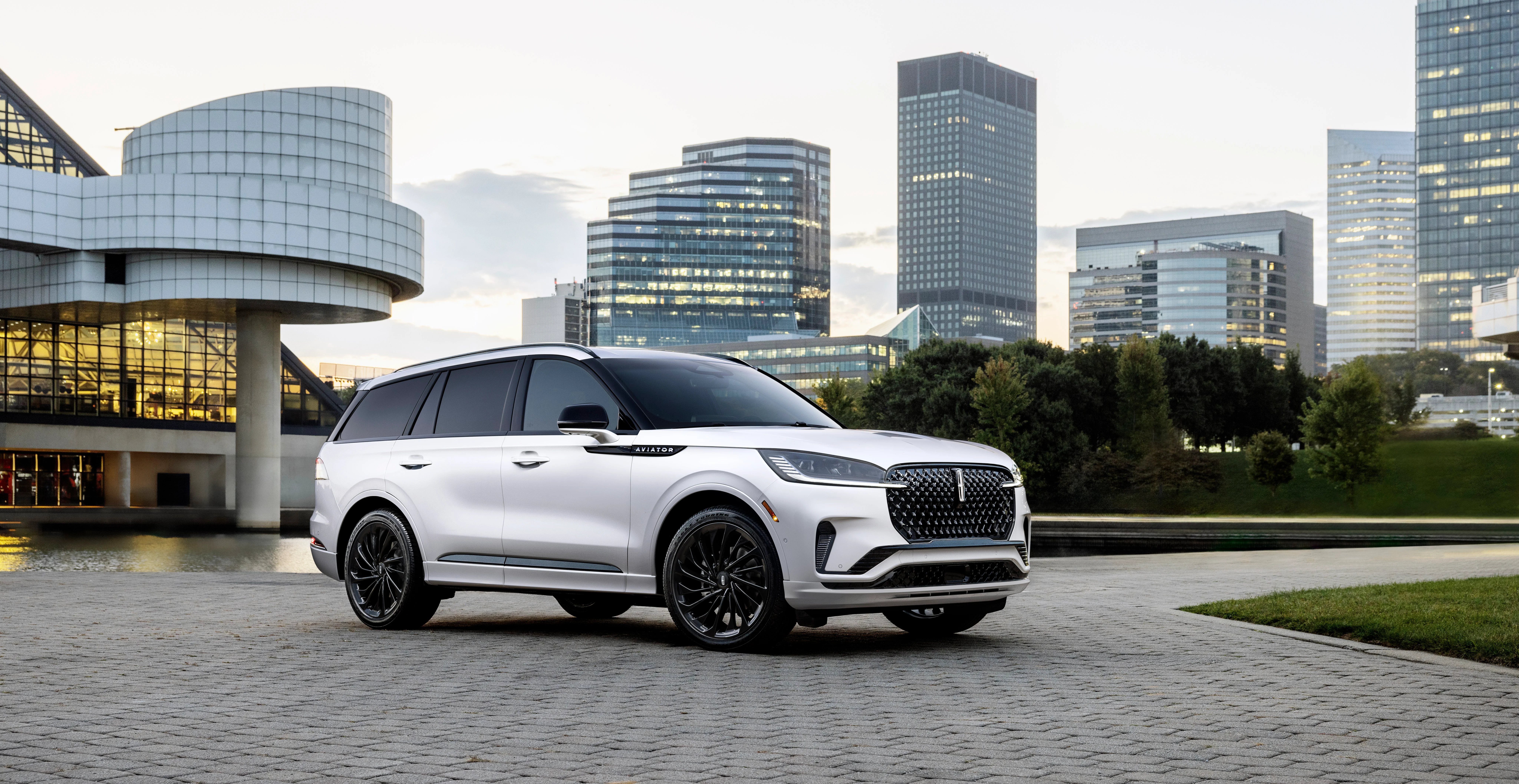 white 2025 lincoln aviator